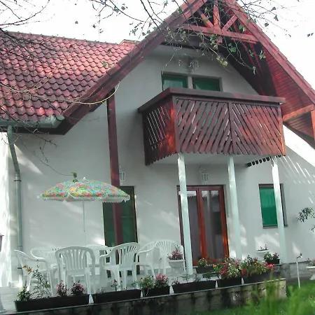 בית נופש Beatrix Ueduelohaz Balatonberény